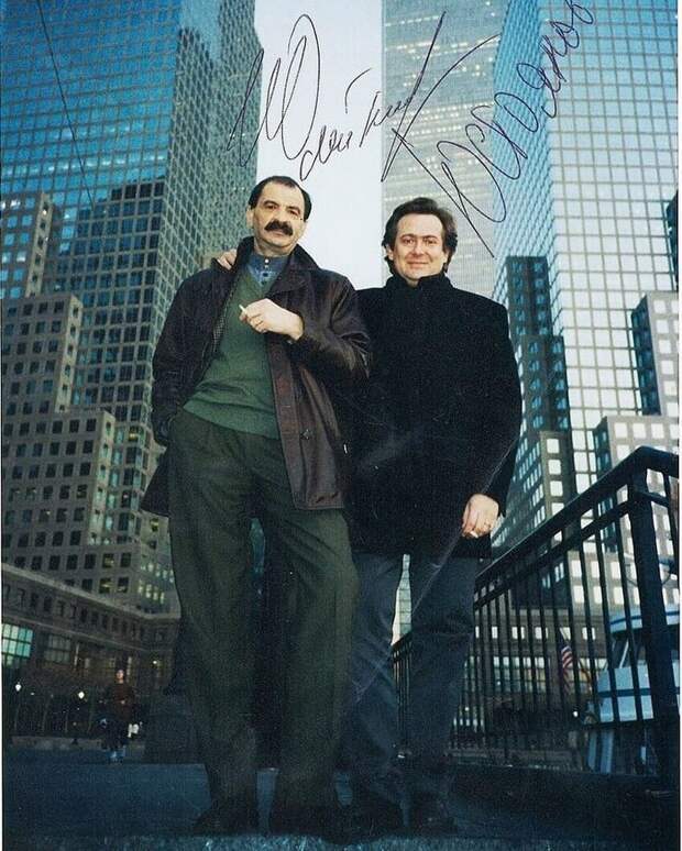 15. Илья Олейников и Юрий Стоянов у Башен–близнецов, конец 1990–х годов 15. Илья Олейников и Юрий Стоянов у Башен–близнецов, конец 1990–х годов