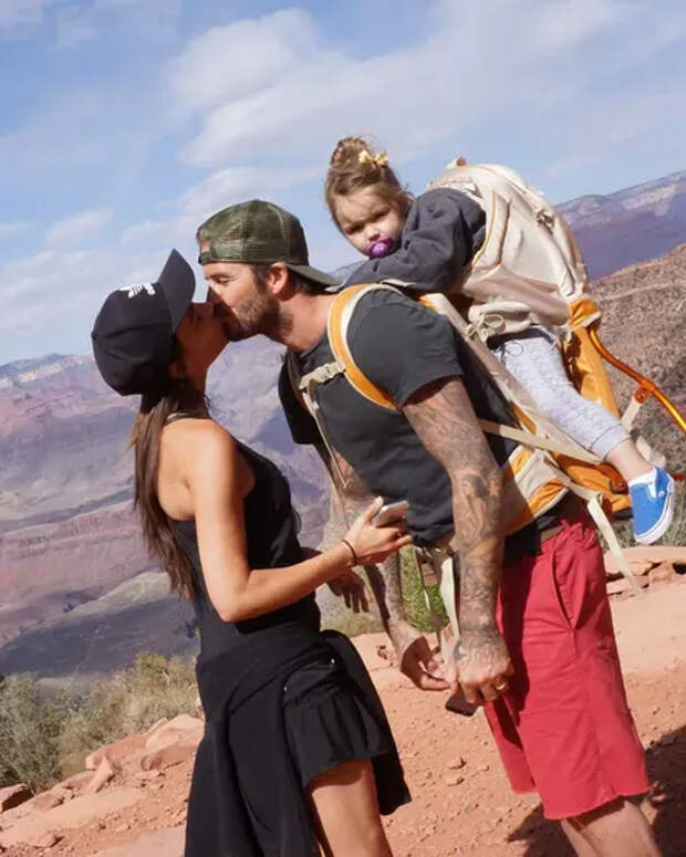 Дэвид и Виктория Бекхэм с дочерью Харпер/Фото: victoriabeckham/Instagram*
