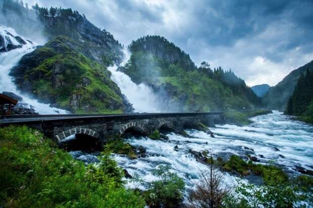 Мост, ведущий через потоки водопада Лотефоссен (Норвегия). | Фото: travelask.ru.