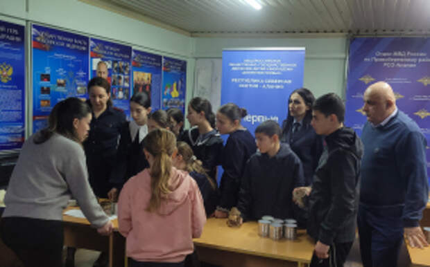 В Северной Осетии активисты «Движения первых» совместно с инспекторами ПДН и ветераном ОВД Правобережного района провели для детей мастер-класс по изготовлению окопных свечей