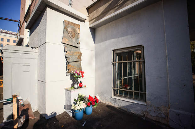 Разбивший мемориальную табличку Политковской объяснил свой поступок