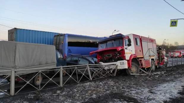 Массовое ДТП с участием пожарной машины