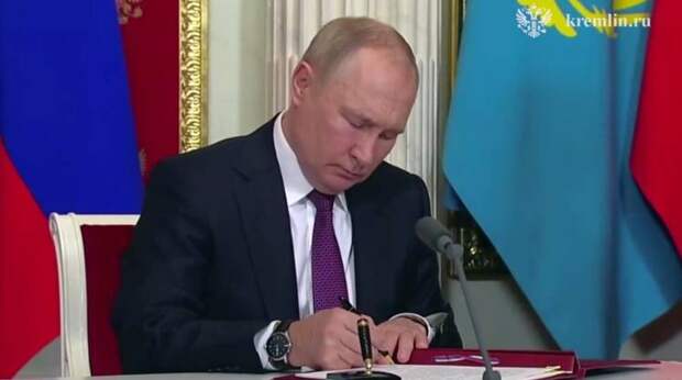Президенты РФ и Казахстана подписали декларацию по случаю 30-летия установления дипломатических отношений двух стран
