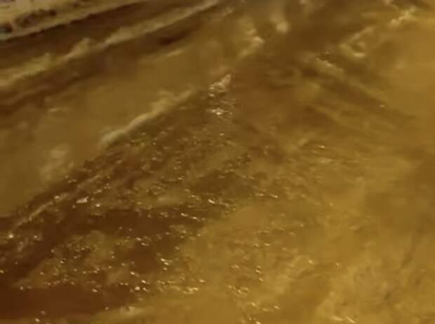 В Туле на улице Пузакова из-за потопа коммунальная авария оставила жителей без воды