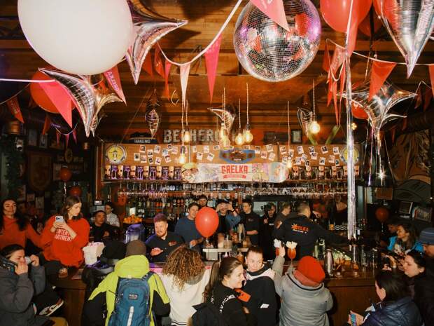 Бар на российском горнолыжном курорте закрыли после массового отравления туристов