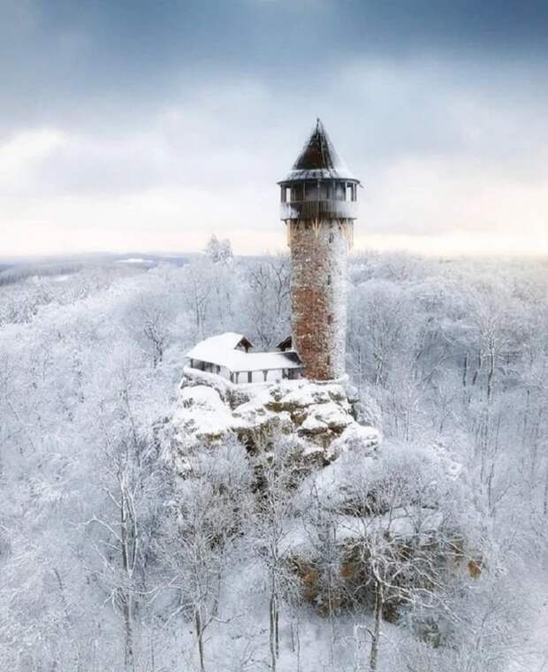 11. Замок Вильденберг в Германии зимой выглядит действительно сказочно