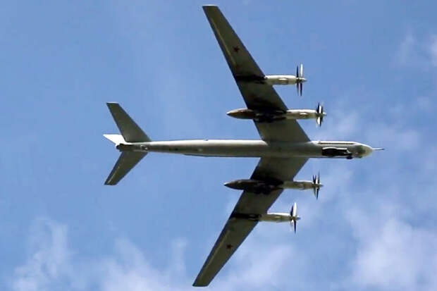 РВ: ВС России подняли в небо стратегические ракетоносцы Ту-95МС и сотни БПЛА