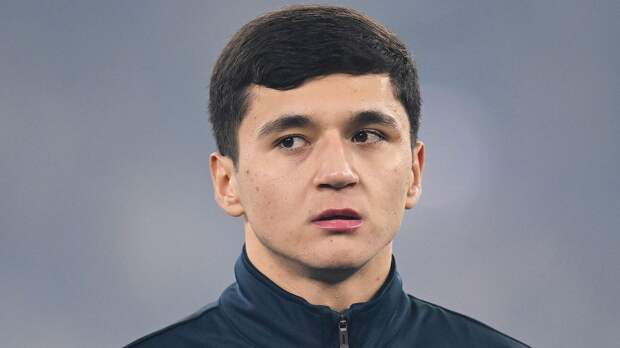 Хабиб показал, как они с Холандом помогают Хусанову расписаться на футболке