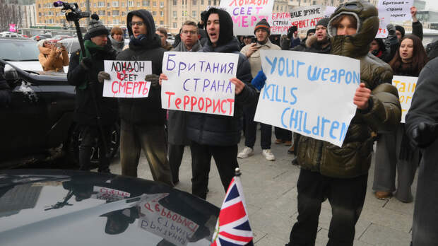 Протестующие заблокировали машину британского дипломата у здания МИД