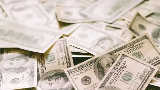 Jacobin: США сами подрывают мировое господство доллара введением санкций против России