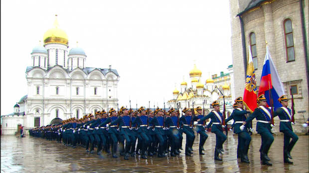 Путин принял церемонию смотра Президентского полка после вступления в должность