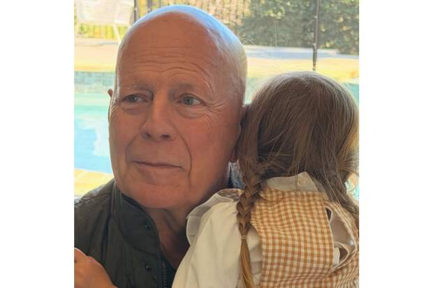 Деми Мур опубликовала новые фото тяжелобольного Брюса Уиллиса