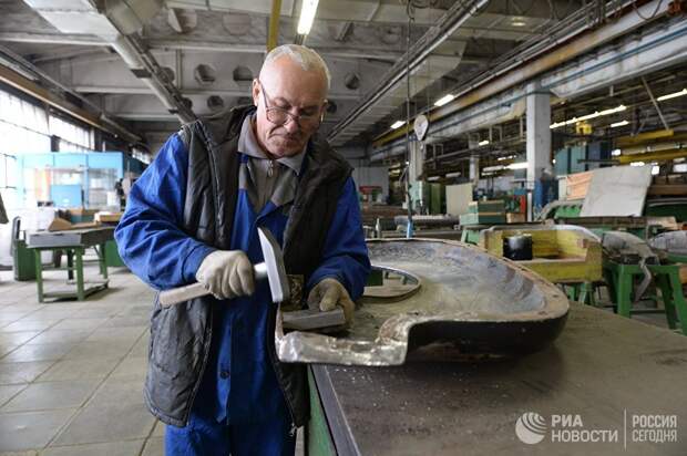 Мастер прессовочно-кузовного участка реставрирует деталь автомобиля ЗИЛ в цехе реставрации автомобилей представительского класса на АМО ЗИЛ в Москве