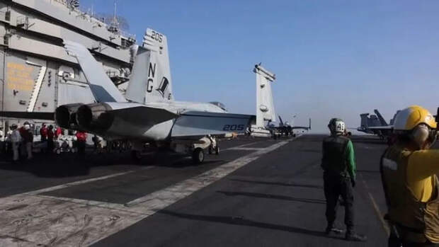Авианосец USS Abraham Lincoln заблокировал Ормуз, встав в 200 км от Ирана