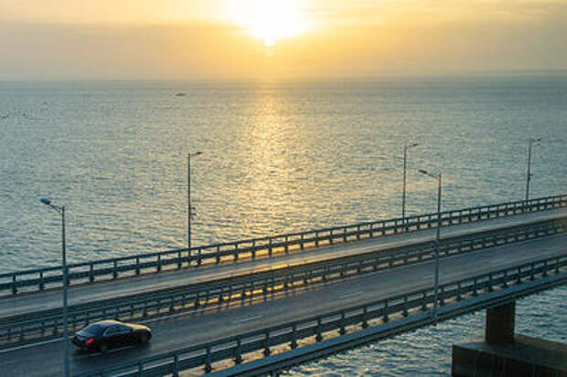 Перед Крымским мостом машины стоят в огромных очередях, авто не пропускали по путепроводу всю ночь