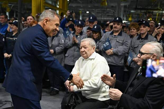 Рустам Минниханов поблагодарил строителей и первых работников «КАМАЗа» за труд