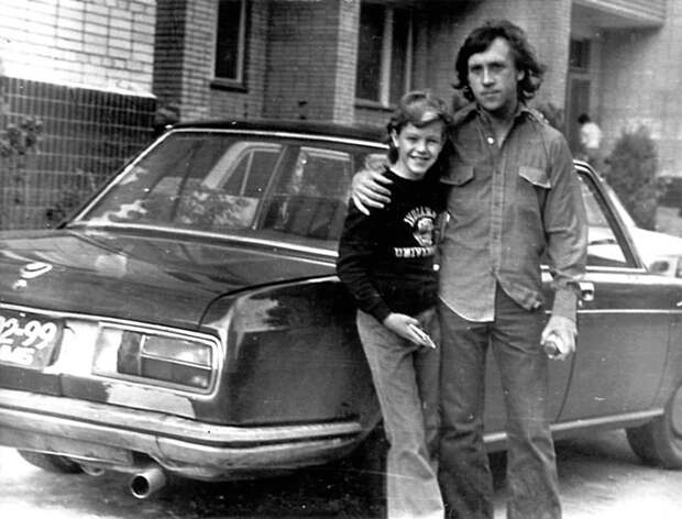 С сыном Марины Влади Володей рядом с одной из своих БМВ — BMW 2500. В. Высоцкий, Люди 20 века, редкие фотографии