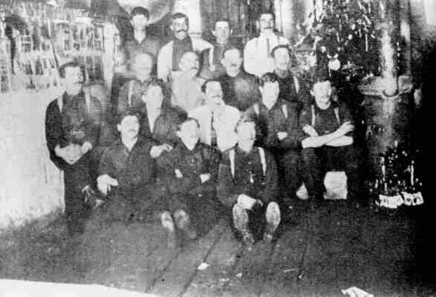 Скалюк и другие украинские канадцы в Форт Генри в лагере для интернированных, Кингстон, 1916.