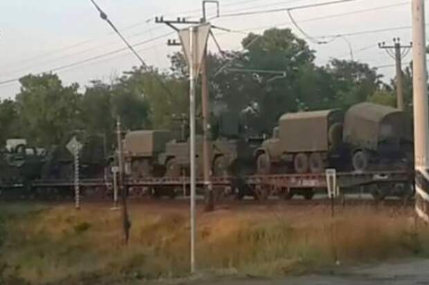 К границе с Крымом стягивают тяжелую военную технику