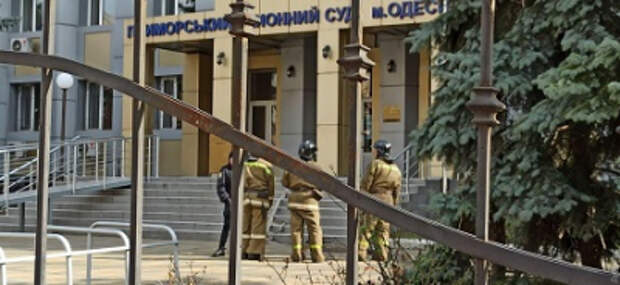 В Одессе в зале суда обвиняемый в убистве достал гранату и взял судьей в заложники