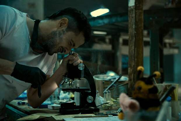 Tomer Capone (Frenchie) plays mad scientist.