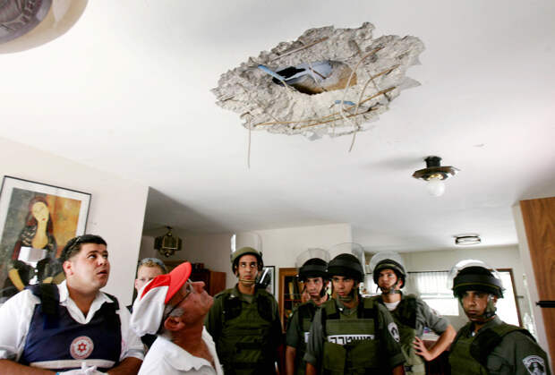 Мужчина выложил фото странной дыры в стене и получил совет вызвать полицию