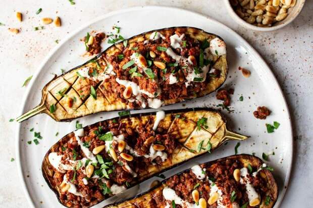 Баклажаны с фаршем. \ Фото: lazycatkitchen.com.