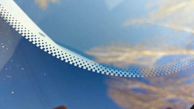 Зачем на краю лобового стекла маленькие чёрные точки и тёмная полоса