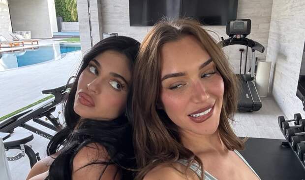 Блогерша Кайли Дженнер в укороченном топе и легинсах снялась на тренировке