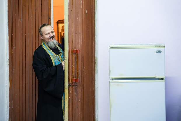 Отец Михаил провел рядом с церковью всю жизнь Фото: Светлана МАКОВЕЕВА