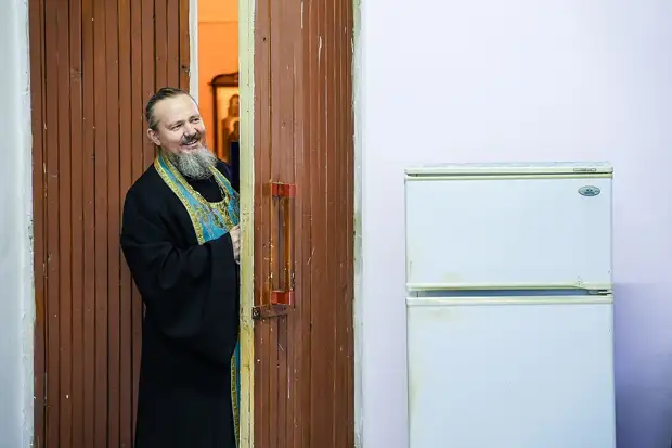 Отец Михаил провел рядом с церковью всю жизнь Фото: Светлана МАКОВЕЕВА