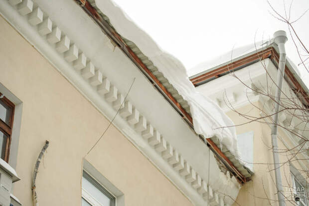 Бер тәүлек эчендә Казанда 215 йорт түбәсен кар һәм боздан чистартканнар