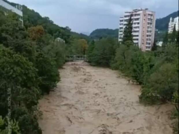 В Сочи объявлено штормовое предупреждение из-за ливней