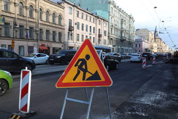 В зоне трамвайных путей на улице Савушкина начали укладывать литой асфальт