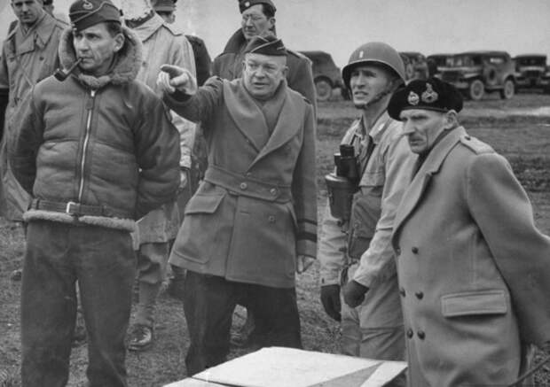 Франция, 1944 год. Эйзенхауэр, Монтгомери и маршал авиации Сэр Артур. Источник:https://www.pinterest.ru/pin/492510909227684928/