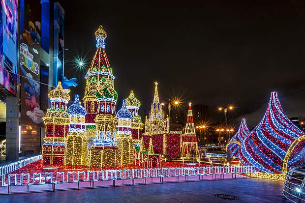 Светящийся кремль на площади возле ТЦ «Европейский»