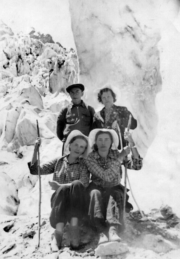 Моя мамочка слева.jpg