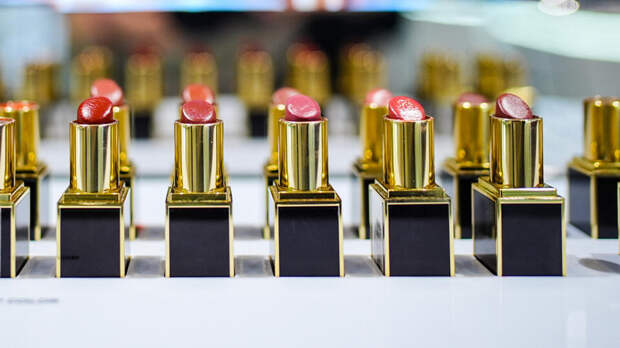 Первыми на "российской полке" появятся косметика и парфюмерия