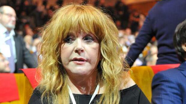 Видно только глаза: 12-летняя дочка Пугачевой прячет лицо на новых кадрах в Сети