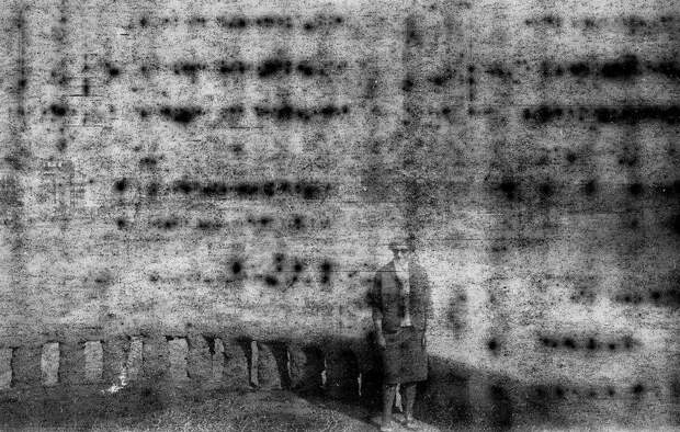 В подарок жене мужчина купил старый фотоаппарат. Там оказались снимки 80-летней давности