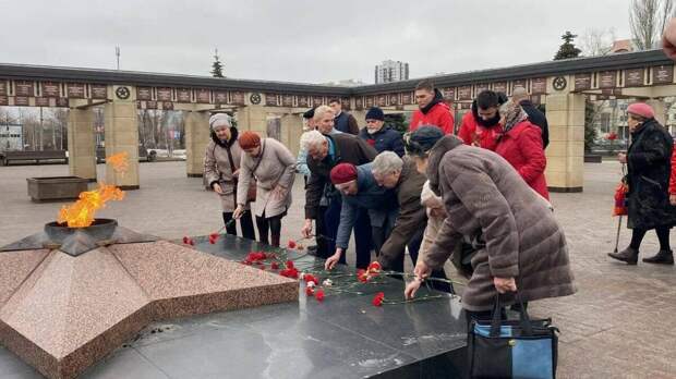 Казанның Җиңү паркында концлагерь тоткыннары истәлегенә чәчәкләр салдылар