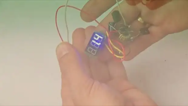 Крутой тестер аккумуляторов и батареек с самозапиткой своими руками