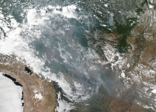 Дым от пожаров в Бразилии из космоса