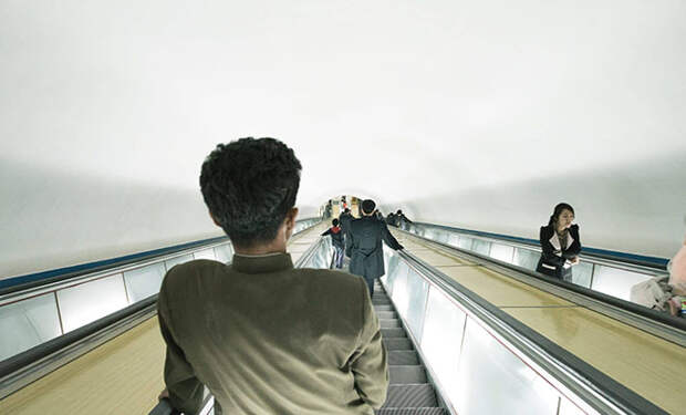 Спуск вниз к одной из самых глубоких станций метро в мире: 116 метров под землю. Видео