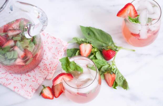 Для тех, кто на диете: 5 низкокалорийных освежающих коктейлей для жарких летних ночей