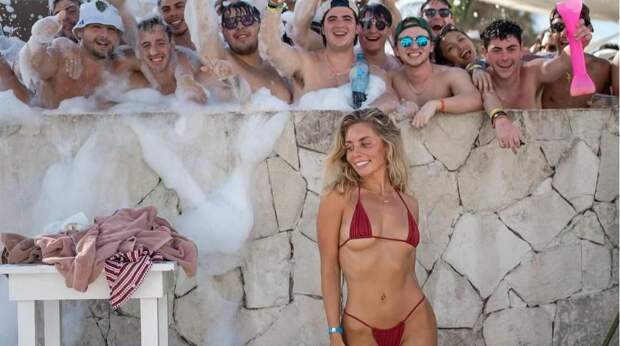 Порноактриса Бонни Блю раскрыла подробности того, как ей удалось побаловать 400 мужчин за сутки