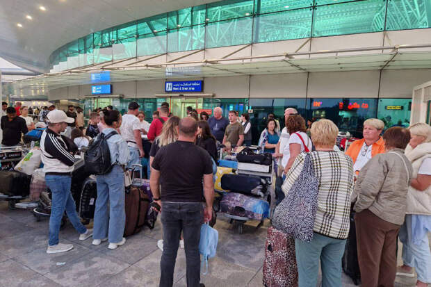 Почти 30 россиян не могут вылететь из Шарджи в Москву из-за нехватки мест