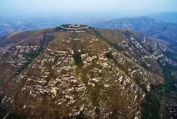 Деревня на вершине холма в горах Тайхан