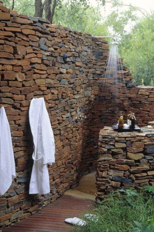 За каменной стеной дача, летний душ, лето
