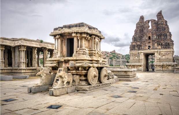 Главным символом храма Витхала и достопримечательностью Хампи является большая каменная колесница бога Вишну, которому и посвящен храм (Индия). | Фото: vlade-mir.livejournal.com.